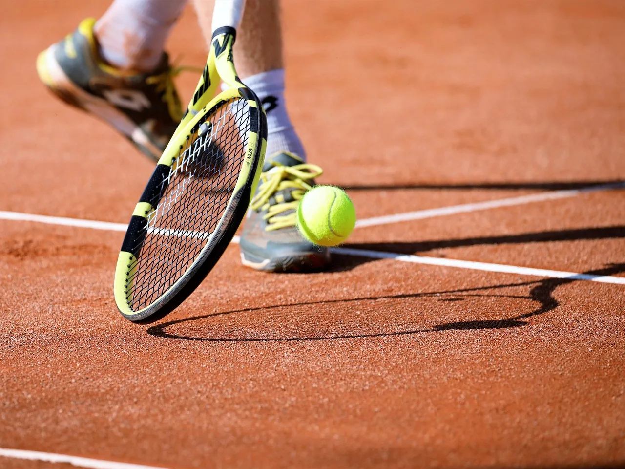 Tennis racket and ball on a court — Wimbledon's world-famous game